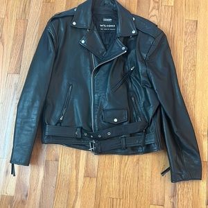 Non smoking home, no flaws, silver accents. Perfect!